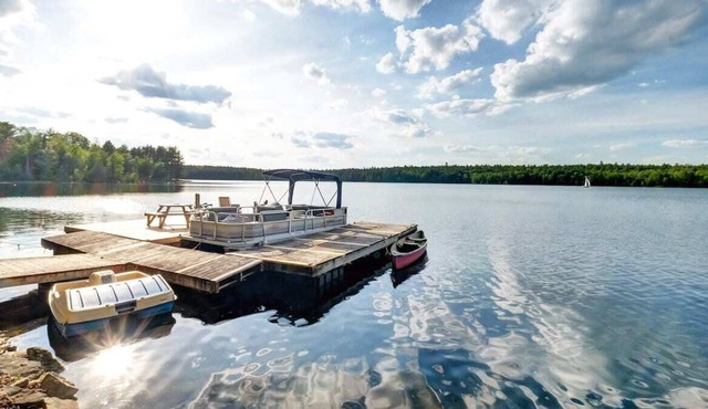 Charming, rustic lake house on beautiful Sunset Bay on White Lake - Pet friendly