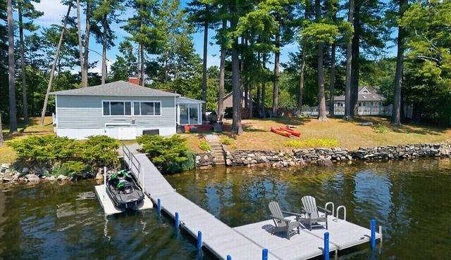 Charming Sand Pond Cottage Steps from Pristine Tacoma Lakes Water