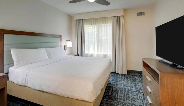 Charming Suite for Couples Near Charleston Harbor – Modern & Elegant Space