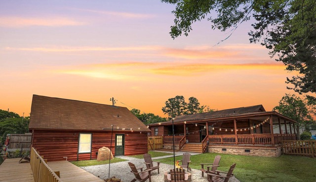 Charming Waterfront Compound w/Lake Access - Pet Friendly -Theatre and Game Room