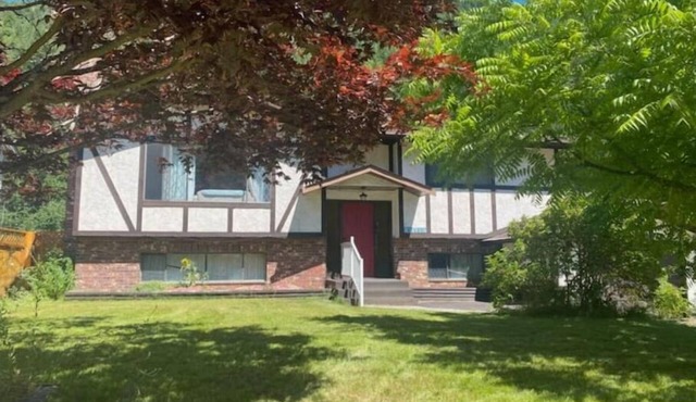 Cheerful 4 bedroom cottage in the Fraser Canyon