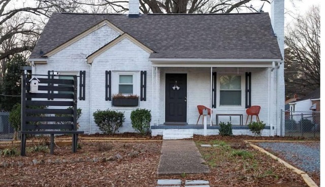 Cheerful Bungalow minutes from Downtown