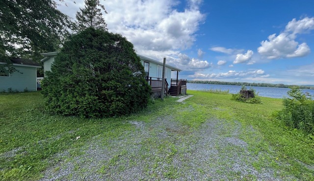 Cheerful riverfront cottage with dream views
