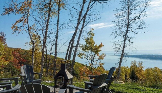 Chez Annie 215: Panoramic Views & Hot Tub