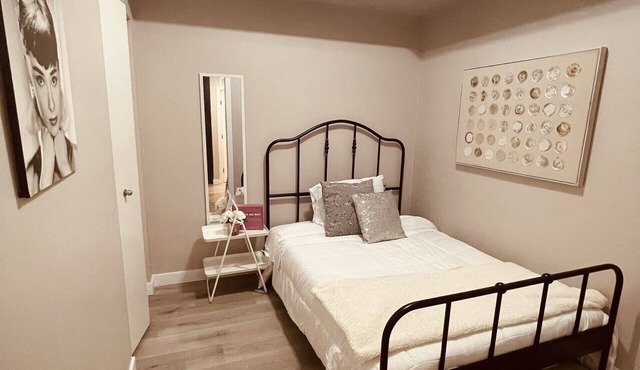 Chic Entire 2 bedroom 1 bath condo + Gym + Free parking
