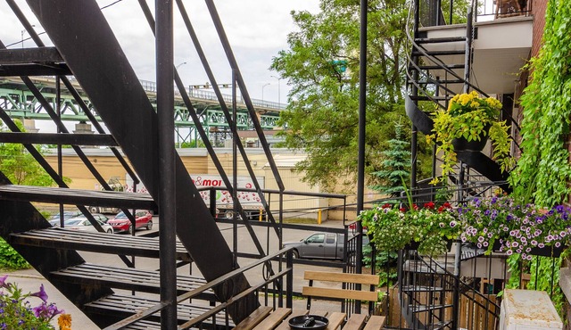 Chic Hotel Room with Terrace in front of Metro in the Village
