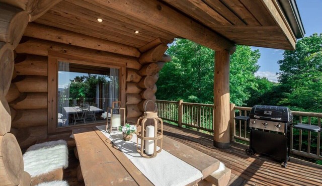 Chic Log Chalet, Fire pit & Hot Tub Near Tremblant