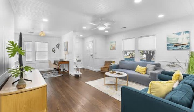 Chic Modern Cottage Near Downtown and Beaches Family