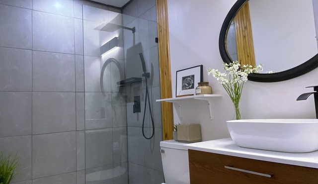 Chic Modern Retreat 5bed/3bath House w/private outdoor pool