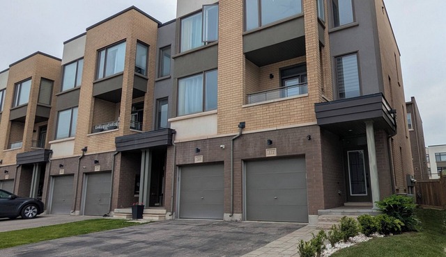 Chic Urban Stay in Oakville - 40mins to Toronto, walking distance to shops
