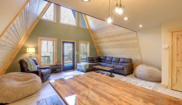 Chimney Rock Chalet w Mountain Views Near Main St