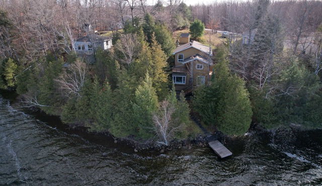 Clayton Lake Waterfront Cottage With Spectacular View & Games Room