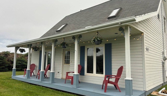 Close to Beach and Town of Souris. Quaint cottage with lovely log cabin feel.