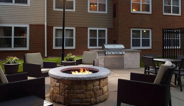 Close to the Symphony Lake! Pet-friendly Suites with Full Kitchen, Outdoor Pool!