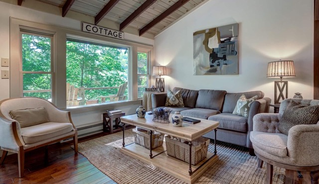 Close to town,Covered deck, Two king masters, Great firepit, Modern & Clean