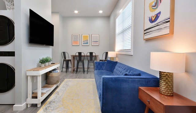 Closest VRBO to Campus, Walk to Everything, Bright 2 bd bELONg Home