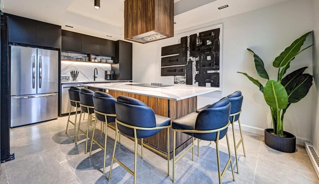 CLUBHAUS Executive Penthouse, Private Rooftop, Sleeps 12+