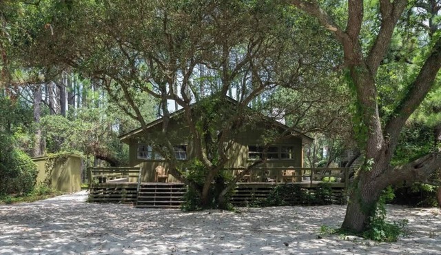Coastal Beach Cabin, Hot Tub & Walk to Shops!