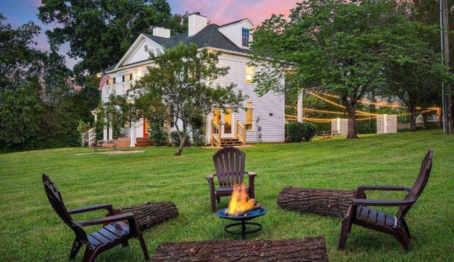 Colonial Manor