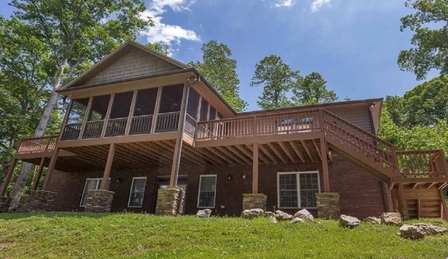 Come have fun in the sun on the Tennessee River with a private dock