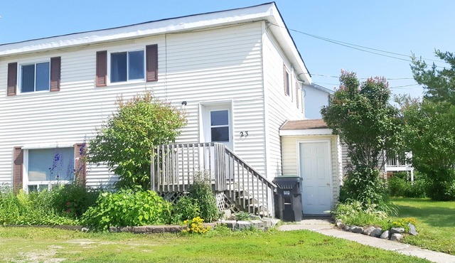 Comfy, Roomy, Close to Stores, Trails & Lake