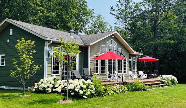 Cottage in Muskoka, Georgian Bay. 3 bed 2 bath with shallow entry beach