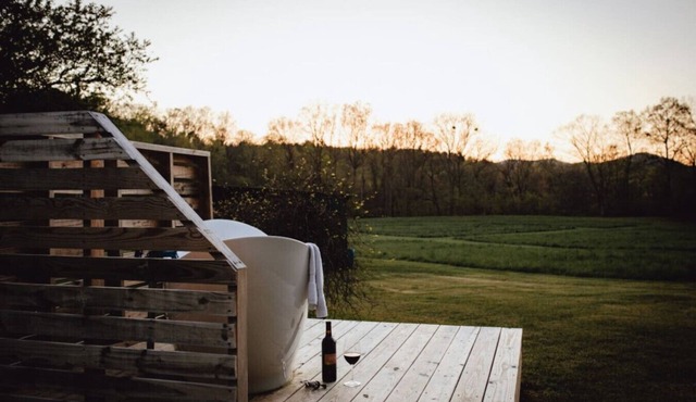 Cottage on 70 Acre Winery, Dog Friendly, Outdoor Soaking Tub for 2
