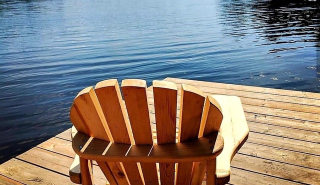 Cottage on a Pristine Lake -Enjoy a gentle entry to Lake. Great Family get away