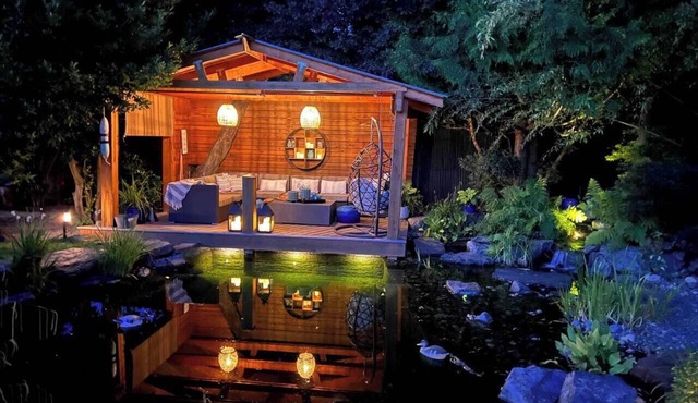 Couple's Oasis w/chef's kitchen, hot tub, swim pond & gardens.