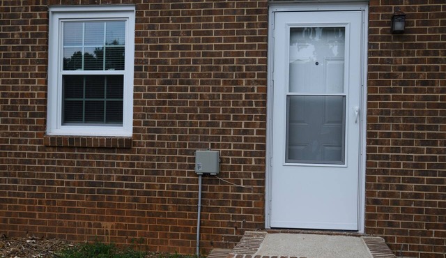 Cozy 1-bedroom apartment in charming Raleigh with AC