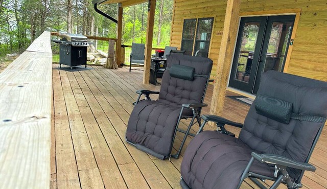 Cozy 1-Bedroom + Loft 2 Bath Cabin Near Nashville TN + AC & Strong WIFI