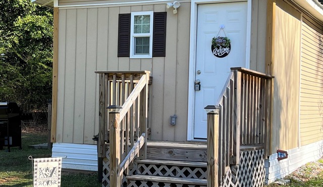 Cozy 1-bedroom private cabin in serene Raeford on historic working farm