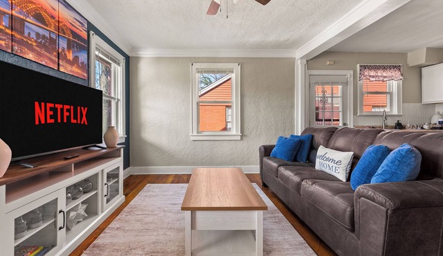 Cozy 1BR 2mi to Midtown & Crosstown Pet Friendly