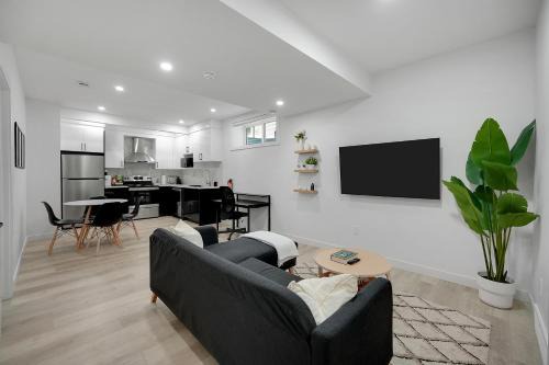 Cozy 2 bed Basement in SW Calgary Close to Banff, Spruce Meadows