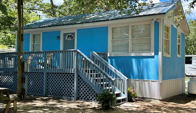 Cozy 2-bedroom Cottage with Deck and Lake View