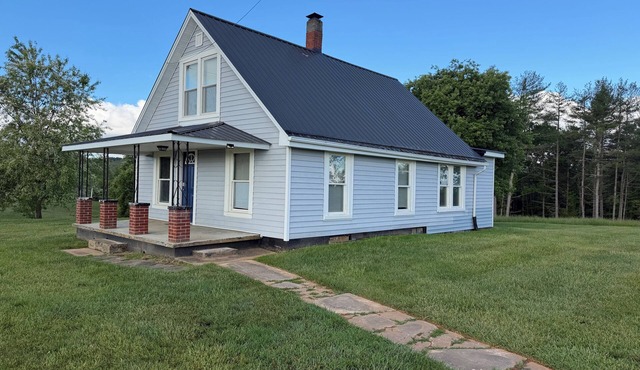 Cozy 2 bedroom house near New River, game room, WiFi, brand new kitchen/bathroom
