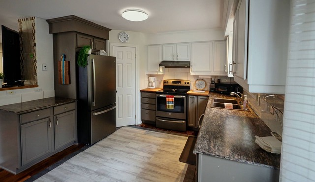 Cozy 2 bedroom Rancher near Marina w/ HOT TUB!