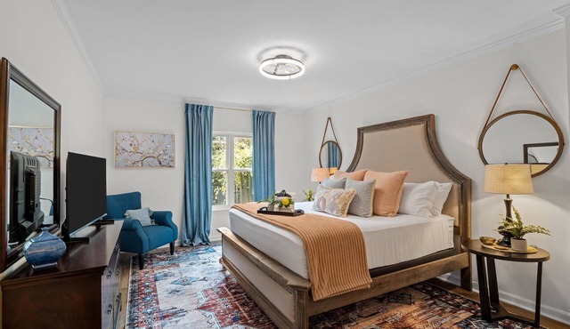 Cozy 2BR house, one king and one queen bedroom - fully equipped kitchen, laundry room - fenced backyard opening to pristine courtyard.