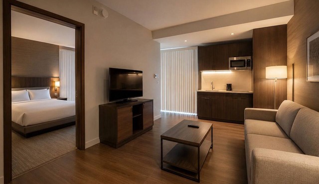 Cozy 2BR Toronto Retreat Close to Waterfront & Shows!