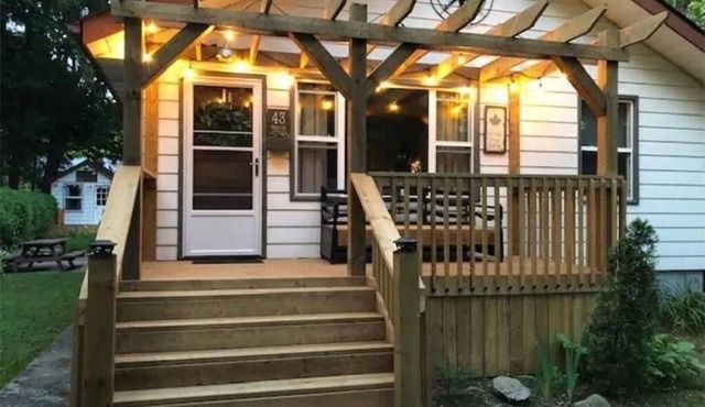 Cozy All-Season Family Cottage in Balm Beach!