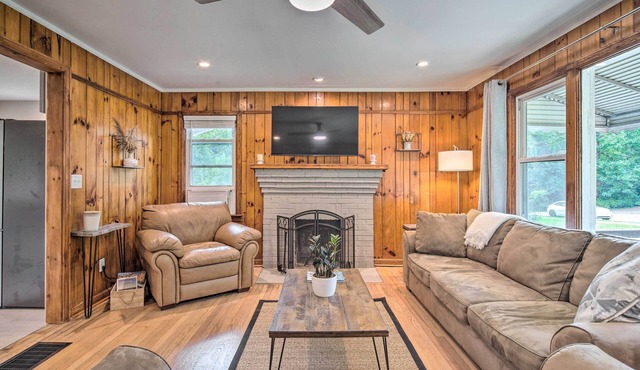 Cozy Arden Cottage, 2 Mi to Lake Julian Park!