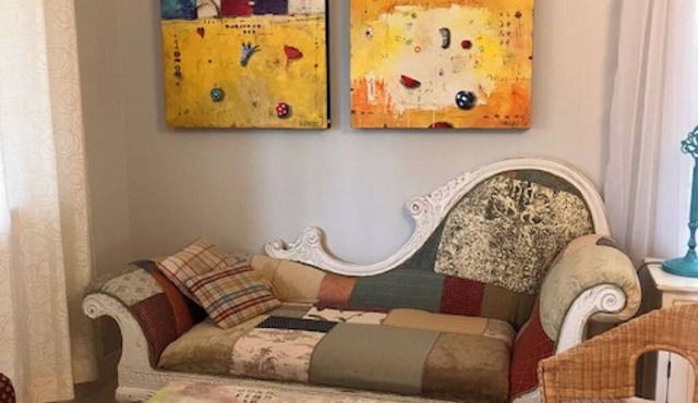 Cozy ,artistic cottage in a garden setting close to the beach and hiking trails.