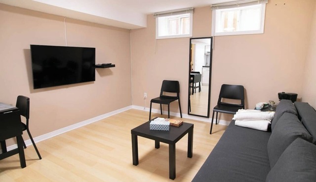 Cozy Bachelor Suite w/Private Entrance & Parking