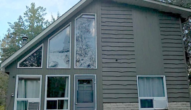 Cozy cabin located in Arnes, 5 minute walk away from the beach