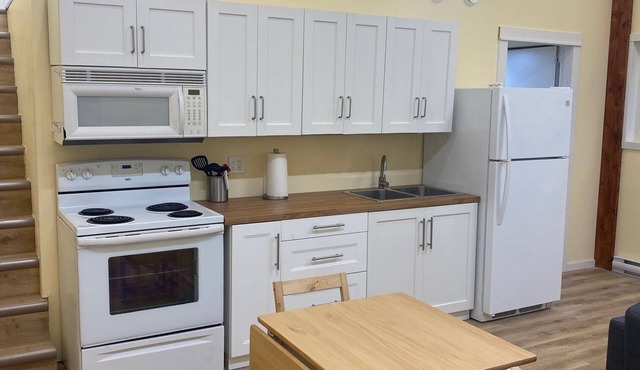 Cozy Carriage Home with Hot Tub. Pet-Friendly!
