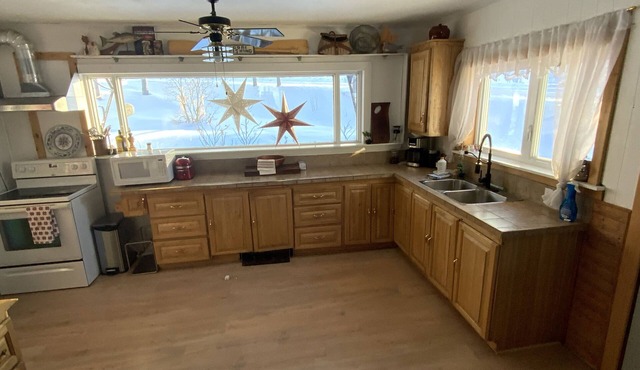 Cozy chalet on the lake, 9 km from Val d’Irene ski station.