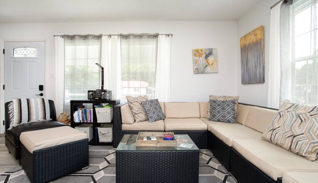 Cozy Corner: Spacious Area & Outdoor Lounges!