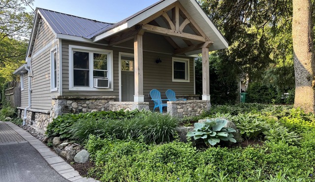 Cozy cottage home in the town of Belfountain
