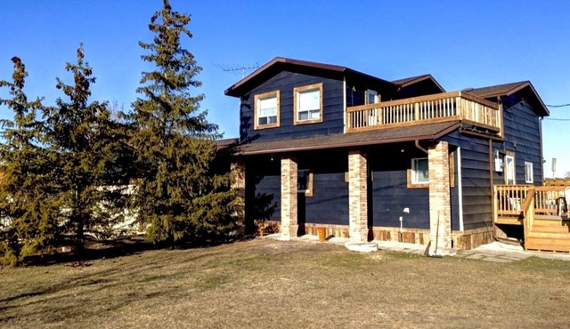 Cozy Cottage in Gimli Mb with a Private Beach