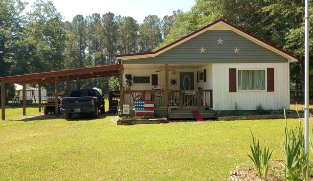 Cozy Cottage Just a Block From a Boat Landing and a Beautiful Pristine Lake